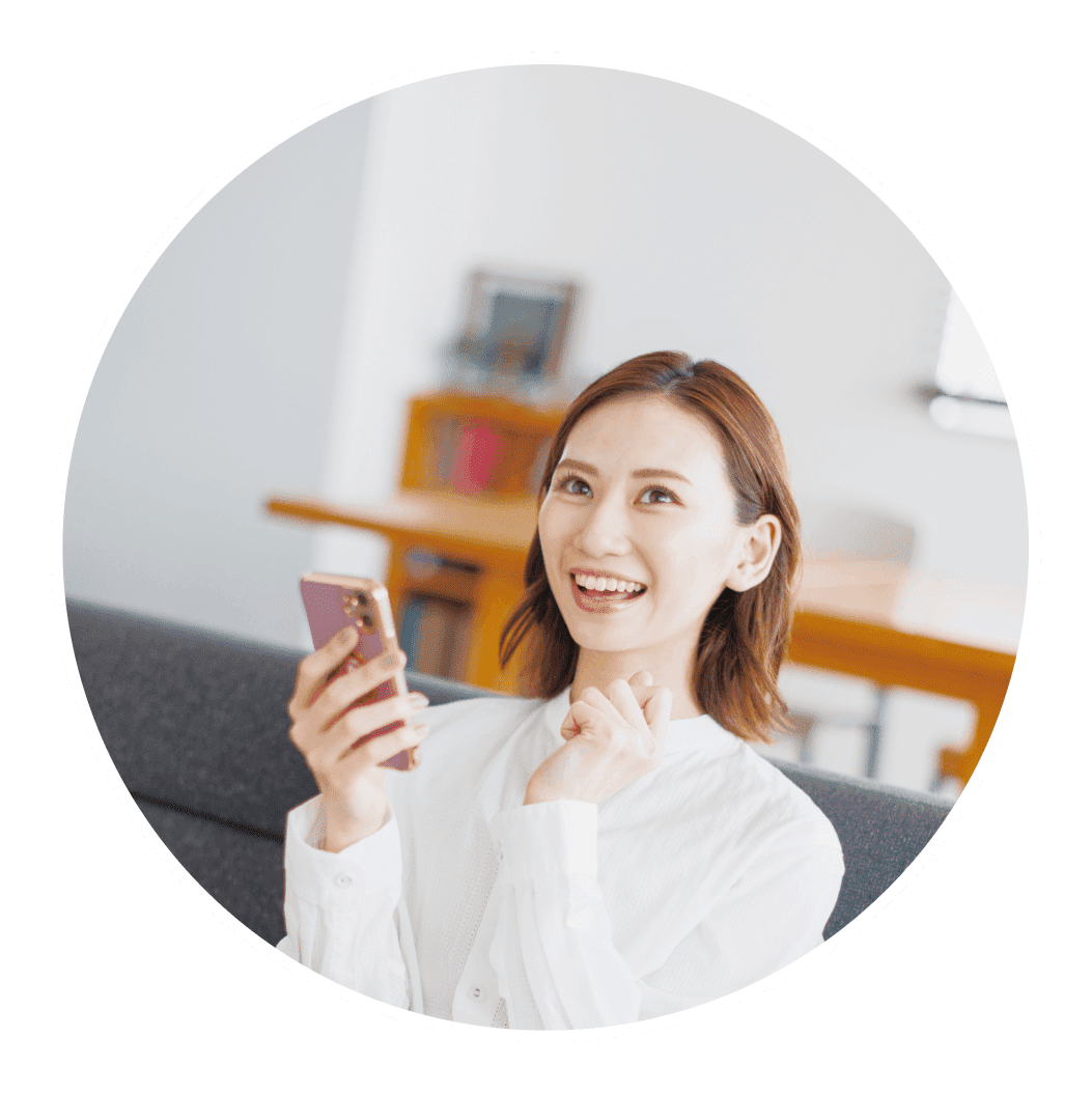 スマホを持ち副業している女性の写真